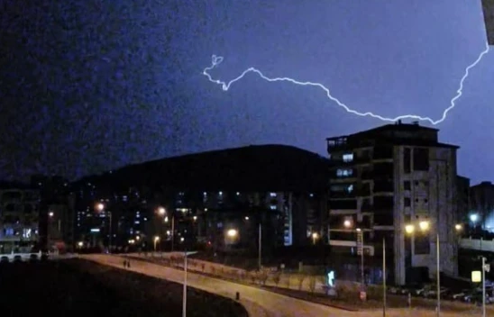 Elazığ'da Sağanak Yağış Etkili Oldu: Şimşekler Geceyi Aydınlattı!