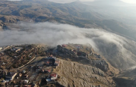 Elazığ'da Sis Etkisini Sürdürüyor: Harput'ta Kartpostallık Manzaralar