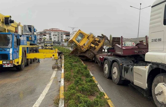 Elazığ'da Taşıma Aracının Üstündeki Dozer Devrildi