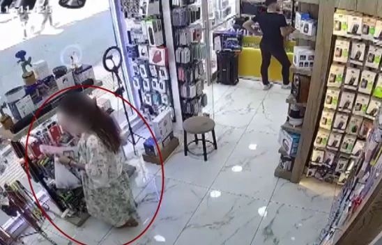 Elazığ'da Telefon Mağazasında Kılıf Hırsızlığı Kamerada