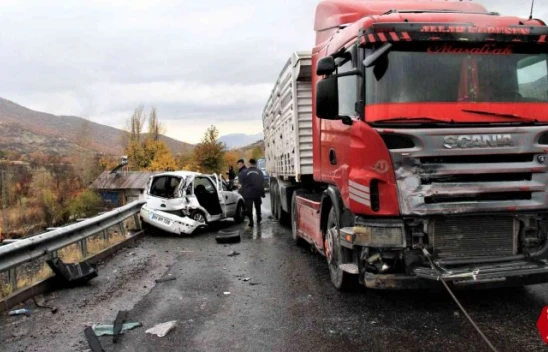 Elazığ'da tır ile otomobil çarpıştı: 2 ağır yaralı