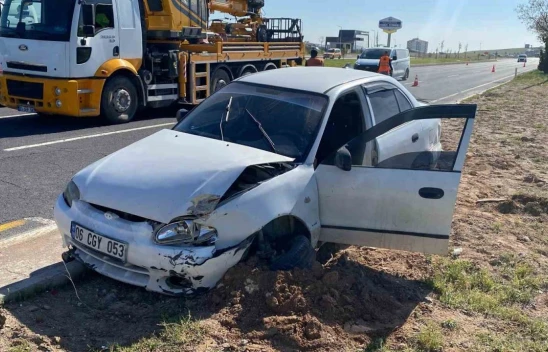 Elazığ'da Kör Nokta Kazası: Tırla Çarpışan Otomobil Refüje Çıktı