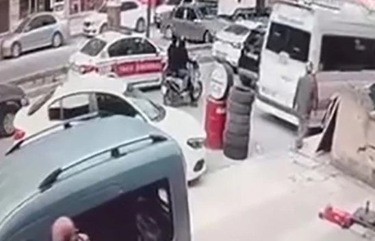 Elazığ'da tır, otomobili metrelerce sürükledi