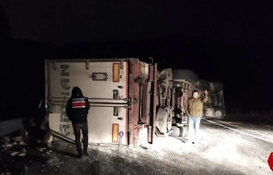 Elazığ Diyarbakır Yolunda Tır Yan Yattı, 1 Yaralı