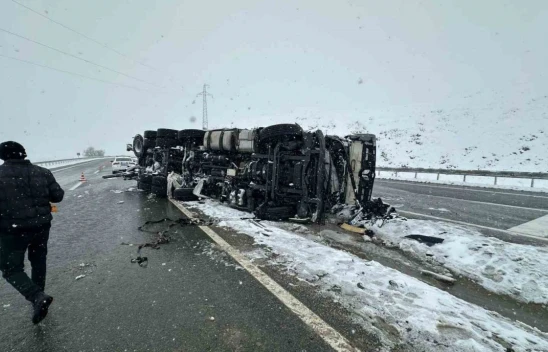 Elazığ'da Tır Kazası! Direksiyon Hakimiyetini Kaybeden Sürücü Yaralandı