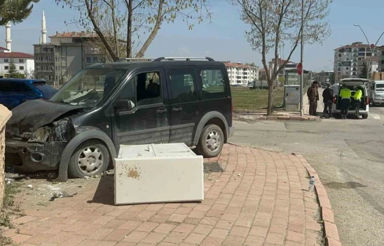 Elazığ'da Hafif Ticari Araç ile Otomobil Çarpıştı: 1 Yaralı