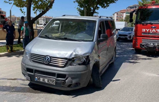 Otomobil ve Panelvan çarpıştı, 2 yaralı