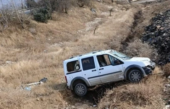 Elazığ'da Hafif Ticari Araç Şarampole Yuvarlandı: 2 Yaralı