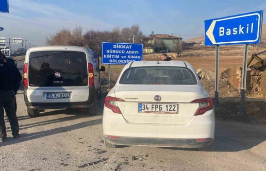 Elazığ'da Trafik Kazası: Otomobil ile Ticari Araç Çarpıştı, 2 Yaralı