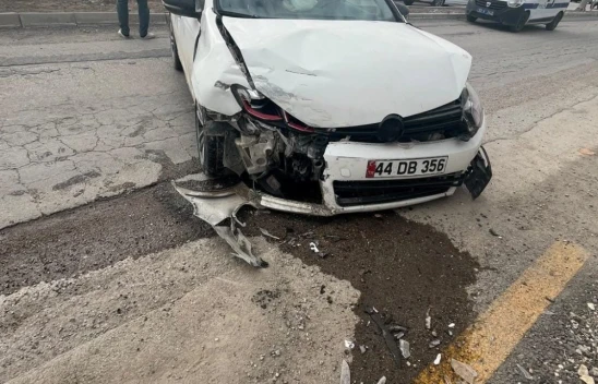 Elazığ'da Kontrolden Çıkan Otomobil Duvara Çarptı: 2 Yaralı