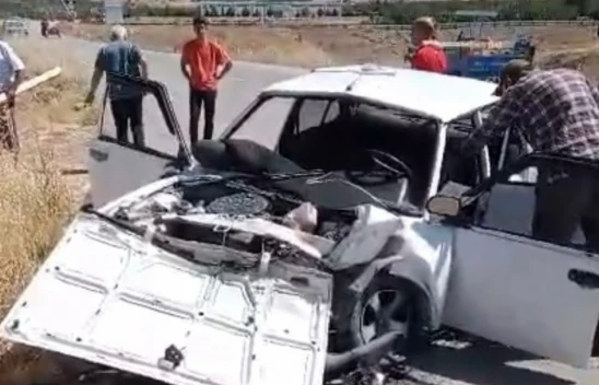 Baskil'de İki otomobil kafa kafaya çarpıştı: 3 yaralı