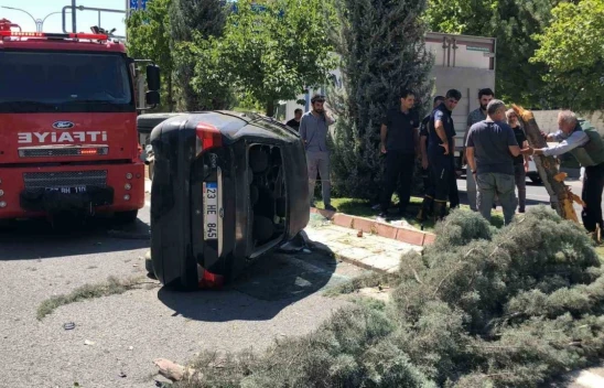Malatya Caddesi'nde Otomobil Refüje Çıktı, 3 Kişi Yaralandı