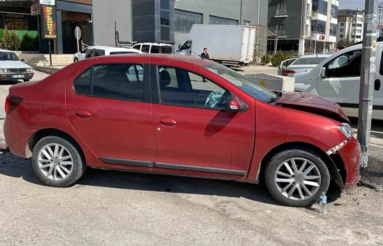 Elazığ'da İki Otomobil Çarpıştı: 3 Yaralı