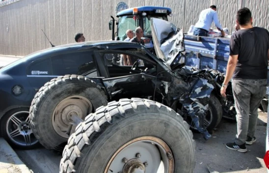 Otomobil Traktörle Çarpıştı, 4 Kişi Yaralandı