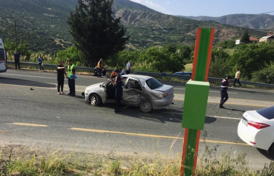 Elazığ'da trafik kazası: Çarpışan otomobillerden biri alev alev yandı, 1 kişi öldü 6 kişi yaralandı