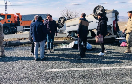 Elazığ'da Trafik Kazası: Hafif Ticari Araç Takla Attı, 1'i Ağır 4 Yaralı