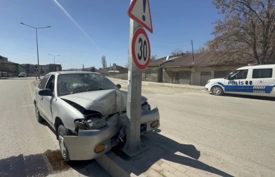 Elazığ'da Trafik Kazası: Otomobil Refüje Çıktı, 2'si Çocuk 3 Kişi Yaralandı