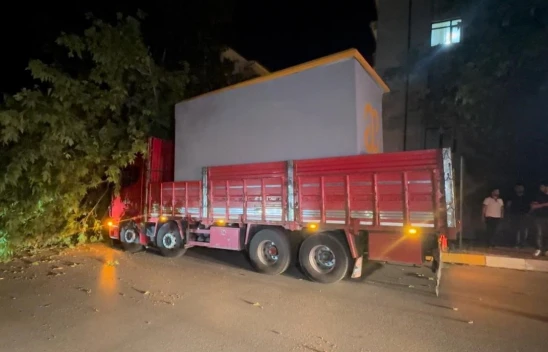 Elazığ'da trafo kulübesi yüklü tır ağacı devirdi: 1 yaralı