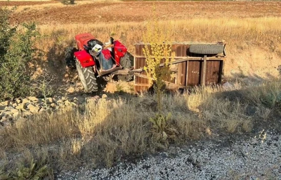 Baskil'de traktör römorku devrildi