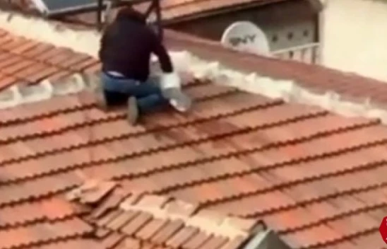 Elazığ'da Bayramda Vatandaşın Çatıdaki Tehlikeli Yürüyüşü Yürekleri Ağza Getirdi