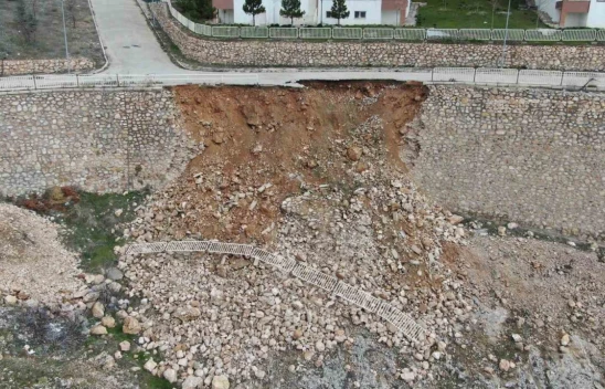 Elazığ'da yağışlarla birlikte istinat duvarı çöktü