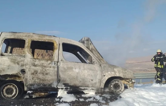 Elazığ'da yanan hafif ticari araç kullanılamaz hale geldi