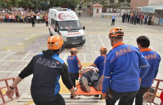 Elazığ'da Yapılan Deprem Tatbikatı Gerçeği Aratmadı, Öğrenciler Meraklı Gözlerle İzledi