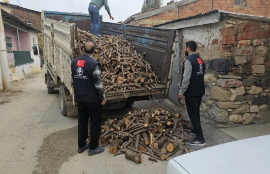 Elazığ'da Yardım Eli Uzandı: Dar Gelirli Ailelere Yakacak Dağıtılıyor