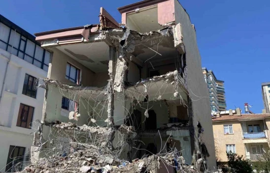 Elazığ'da yarım saatte yıkılması beklenen hasarlı bina 7 saatte yıkılamadı