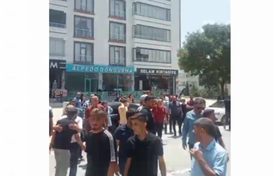 Elazığ'da Yaya Kazası: Yaralıya Duyarlı Vatandaşlardan Dondurma Şemsiyeli Gölge