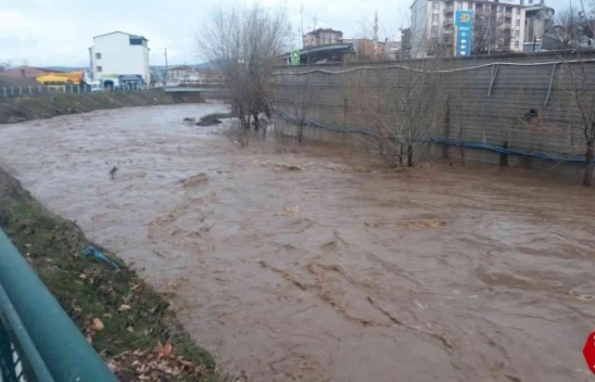 Elazığ'da yoğun yağışların ardından dereler taştı, vatandaşlara anonsla sel uyarısı yapıldı