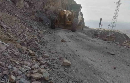 Elazığ'da Yola Düşen Kaya Parçaları Ekipler Tarafından Kaldırıldı
