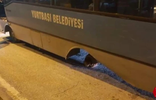 Elazığ'da yolcu dolu otobüsün arka tekeri fırladı