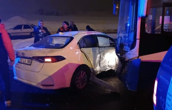 Elazığ'da yolcu otobüsü ile otomobil çarpıştı: 1 kişi araçta sıkıştı