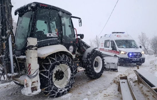 Elazığ'da Yolda Kalan Ambulans Kurtarıldı