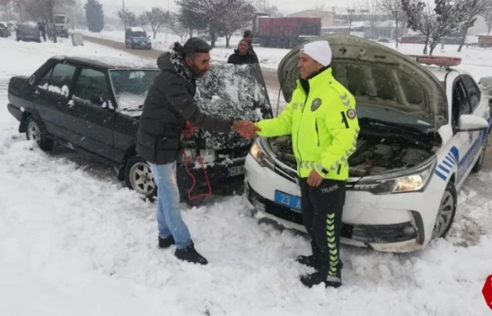 Elazığ'da yolda kalan sürücülerin imdadına polis ekipleri koştu