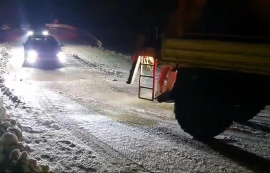 Elazığ'da yolda mahsur kalan araçlar kurtarıldı