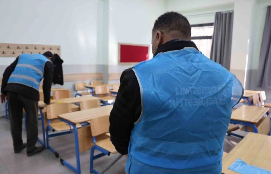 Elazığ'da yükümlüler okulu temizledi