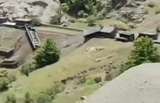 Elazığ'da zemin kaydı: Bakır cevheri taşıyan vagonlar devrildi