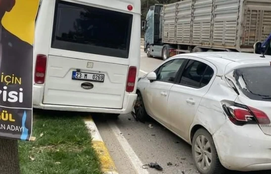 Elazığ'da zincirleme kaza: 3 araçta maddi hasar oluştu