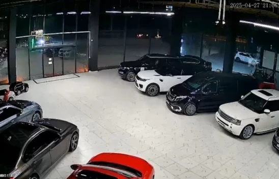 Elazığ'daki deprem oto galerinin kameralarına yansıdı