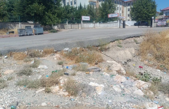 Elazığ'daki Okulların Önü Alkol Şişeleriyle Dolu: Veliler ve Öğrenciler Endişeli