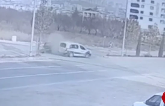 Elazığ'daki Trafik Kazası Güvenlik Kamerasına Yansıdı, 2 Yaralı