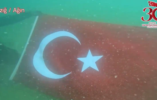 Elazığ Dalgıç Polislerinden Anlamlı 30 Ağustos Kutlaması