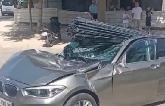 Elazığ Dörtyol Kavşağı'nda Korkutan Kaza: Demirler Aracın Üzerine Düştü