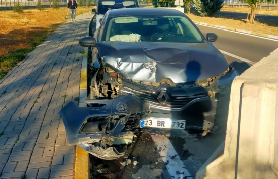Elazığ Havalimanı Girişinde Kaza: Otomobil Güvenlik Bariyerine Çarptı
