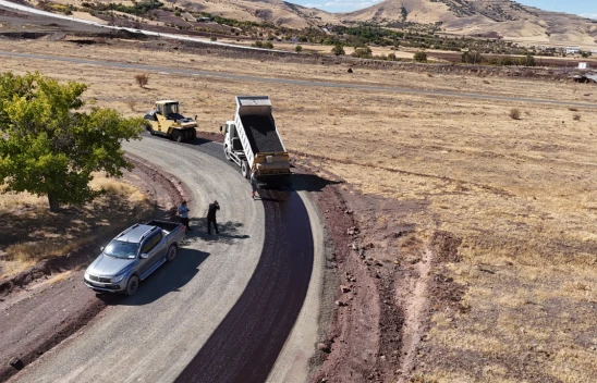 Elazığ İl Özel İdaresi 3 Günde 2,2 Kilometrelik Köy Yolunu Tamamladı