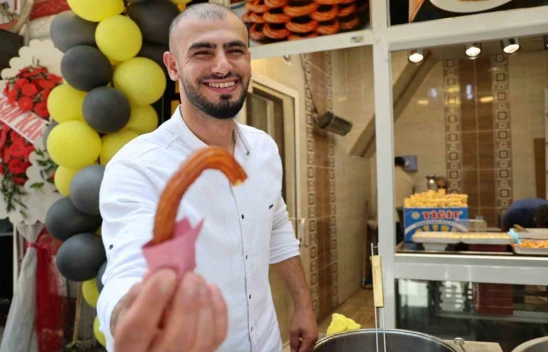 Elazığlı Genç Girişimciden İlham Veren Başarı Hikayesi: Seyyarlıktan Tatlıcı Dükkanına