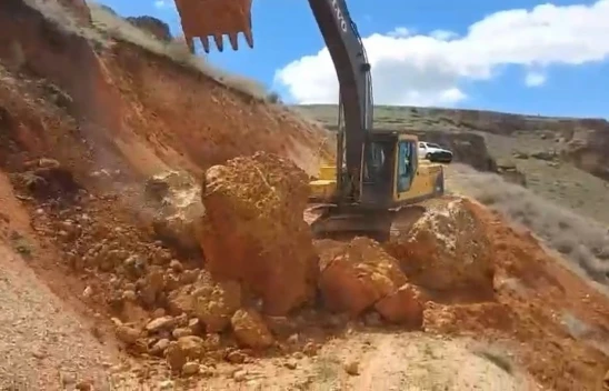 Elazığ'da Kaya Düşmesi Tehlikesine Karşı Yol Güvenliği Çalışmaları Başlatıldı