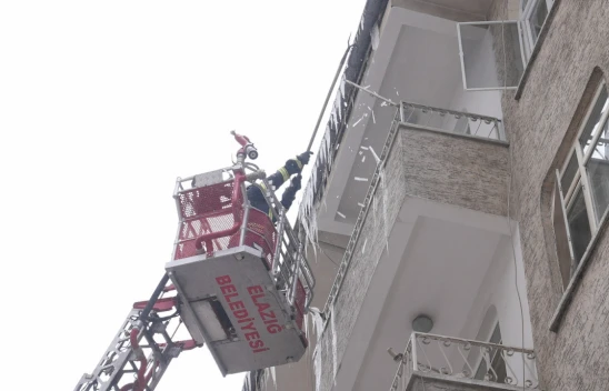 Elazığ İtfaiyesi'nden Buz Sarkıtlarına Karşı Yoğun Mesai